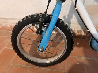 Bicicleta infantil blanca y azul