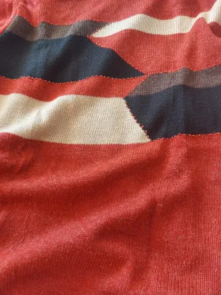 Jersey cuello alto geométrico