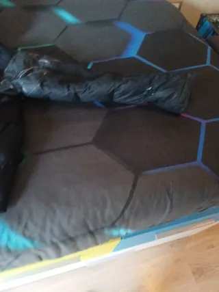 Abrigo Nike Negro con Diseño. Talla 1,37- 1,47 cm.