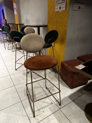 Mobiliario de bar: Sofá, mesas y sillas