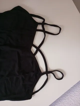 Top negro tirantes con diseño cruzado