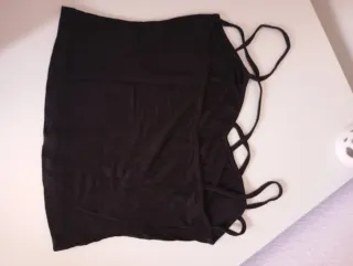 Top negro tirantes con diseño cruzado