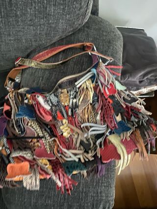 Bolso de cuero multicolor con flecos