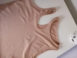 Top tirantes rosa canalé asimétrico.