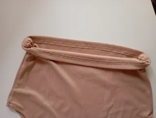 Top tirantes rosa canalé asimétrico.