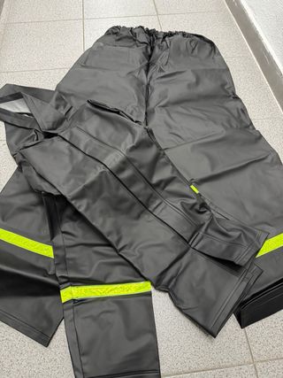 Traje de lluvia negro con reflectantes
