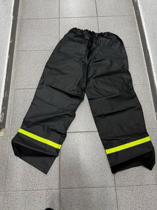 Traje de lluvia negro con reflectantes