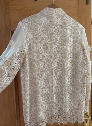 Blusa de encaje floral beige y blanco