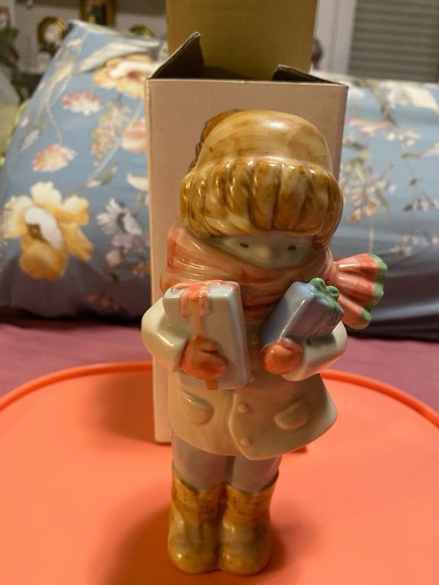 Figura Enesco Navidad Niña con Regalos