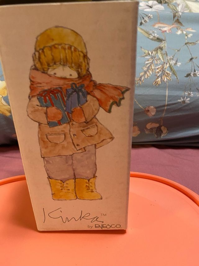 Figura Enesco Navidad Niña con Regalos