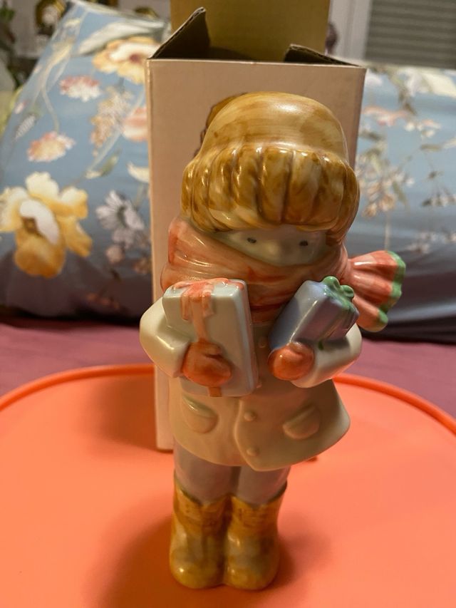 Figura Enesco Navidad Niña con Regalos