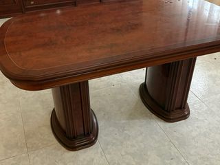 Mesa de comedor de madera oscura