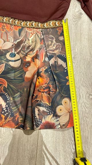 Vestido elegante cuerpo marrón y falda estampada