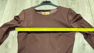 Vestido elegante cuerpo marrón y falda estampada