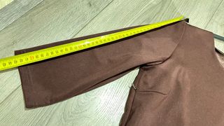 Vestido elegante cuerpo marrón y falda estampada