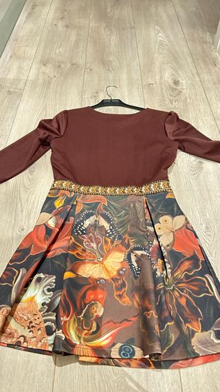 Vestido elegante cuerpo marrón y falda estampada