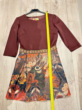 Vestido elegante cuerpo marrón y falda estampada