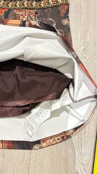 Vestido elegante cuerpo marrón y falda estampada