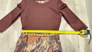 Vestido elegante cuerpo marrón y falda estampada