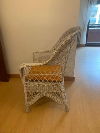 Sillón de mimbre blanco con cojín naranja