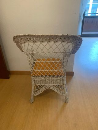 Sillón de mimbre blanco con cojín naranja
