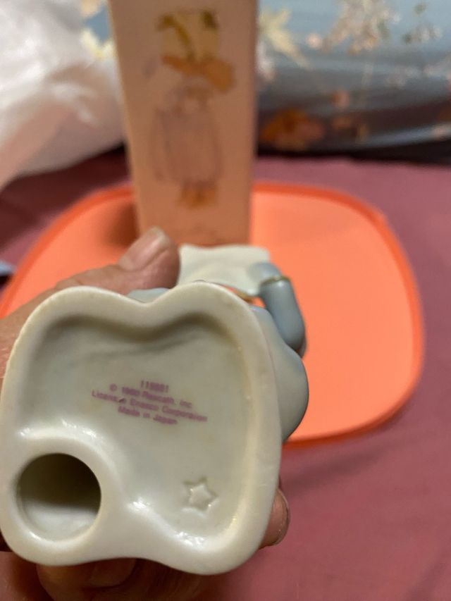 Figura Enesco Navidad Niña Cantando