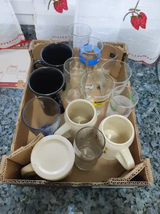 Caja de vasos y tazas