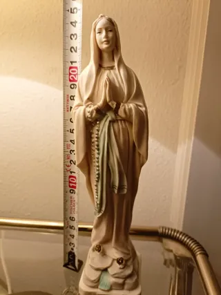 Figura Virgen de Lourdes con rosario
