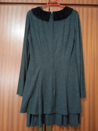 Vestido gris con cuello adornado