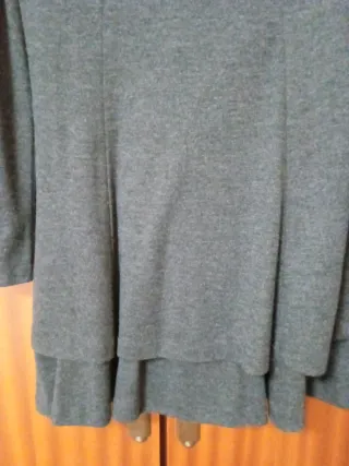 Vestido gris con cuello adornado