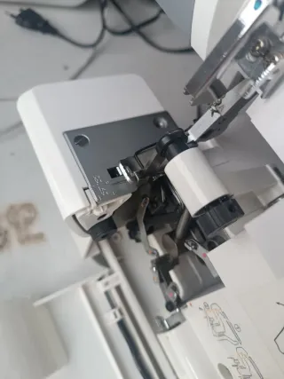 Remalladora Singer Blanca