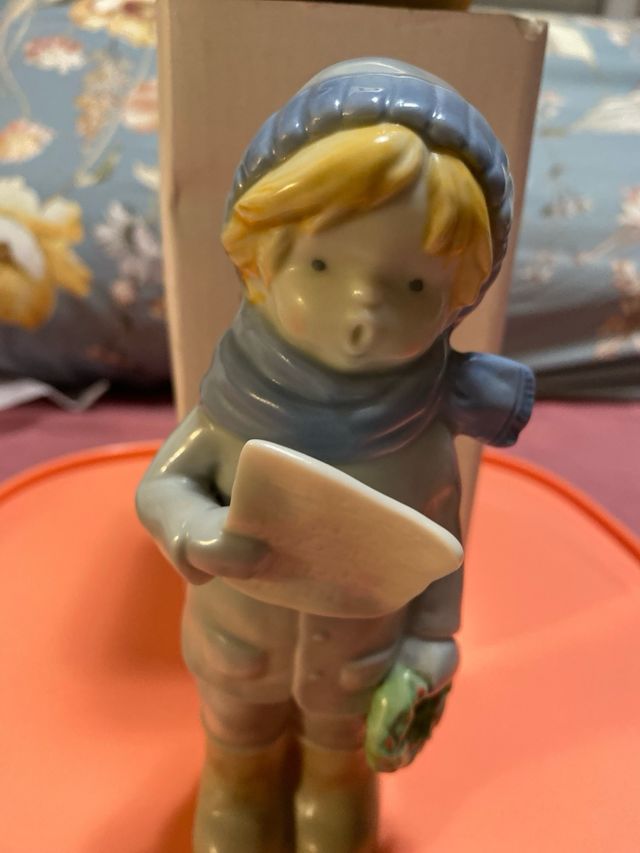 Figura Enesco Navidad Niño Cantando