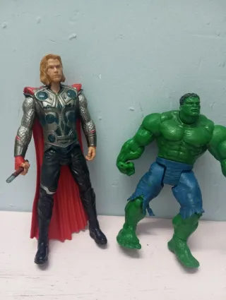 Figuras Thor y Hulk Marvel falta espada