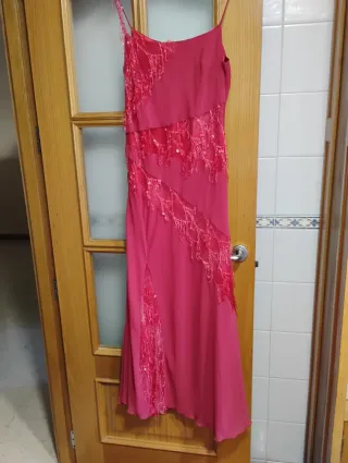 Vestido fiesta rojo con adornos