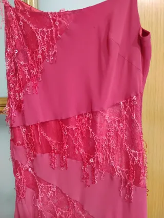 Vestido fiesta rojo con adornos