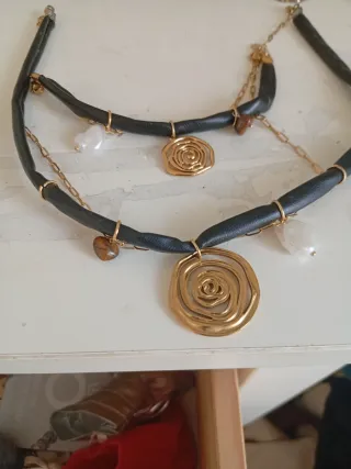 Conjunto collar y pulsera cuero negro y oro