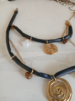 Conjunto collar y pulsera cuero negro y oro
