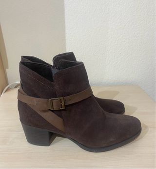 Botines de ante marrón con hebilla