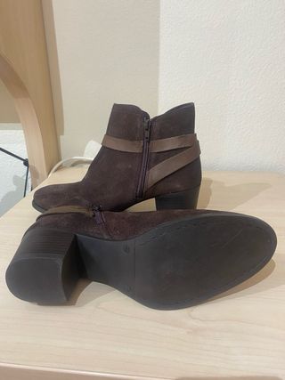 Botines de ante marrón con hebilla