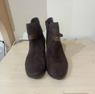 Botines de ante marrón con hebilla