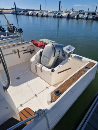 Barco blanco con toldo azul