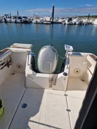Barco blanco con toldo azul