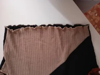 Camiseta manga corta beige, marrón y negra