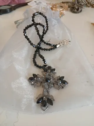 Colgante Cruz con Cristales Negros y Plateados