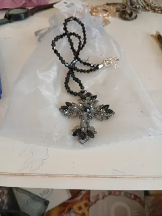 Colgante Cruz con Cristales Negros y Plateados