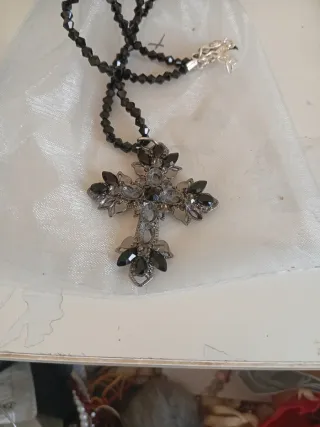 Colgante Cruz con Cristales Negros y Plateados