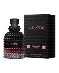 Perfume Valentino Born in Roma de color rosado.