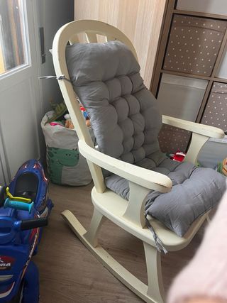 Mecedora de madera maciza con cojín gris