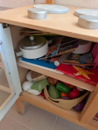 Cocinita y trona de madera