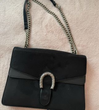 Bolso de mano negro con cadena